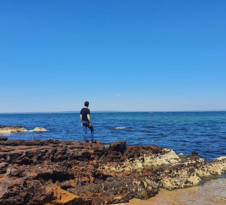 Arnau Jordà mirando al mar